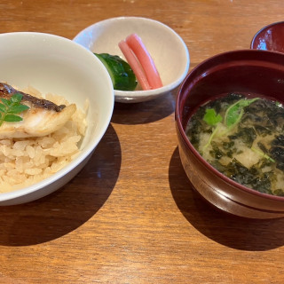 試食のお食事。鯛の土鍋炊き込みご飯と香の物。