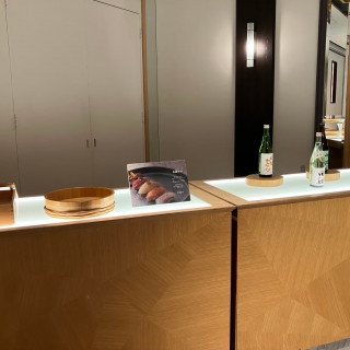 お寿司の提供とお酒バーもできる披露宴会場。