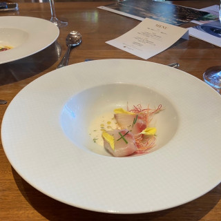 試食の前菜。寒鰤　酢橘のクレーム燻製の香り。