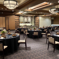 会場限定の料理コースが楽しめる披露宴会場。
