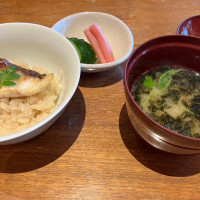 試食のお食事。鯛の土鍋炊き込みご飯と香の物。