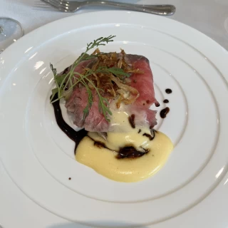 お肉料理です。