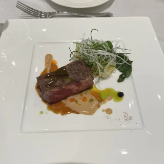 お肉料理です。