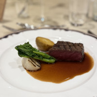 お肉料理は国産牛ロース肉のグリル