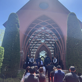 チャペルの外　フラワーシャワーやブーケトスはこちらでやってま