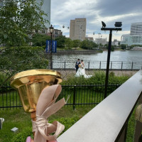 みんなが鈴を鳴らす中、外を歩いた