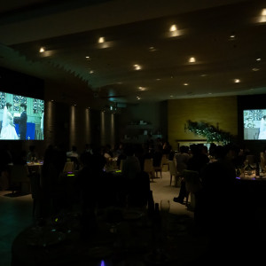 エンディングムービー スクリーンは二つ|740164さんのアニヴェルセル みなとみらい横浜の写真(2567721)