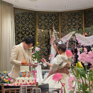 ウェディングケーキのファーストバイトの様子です。