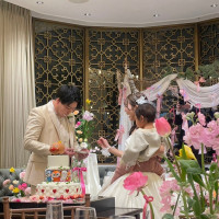 ウェディングケーキのファーストバイトの様子です。
