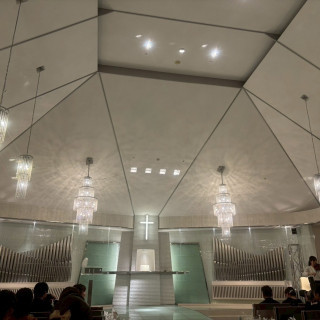 白が基調の挙式会場