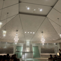 白が基調の挙式会場