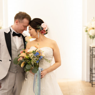 白い壁とお花の装飾が綺麗なホールです。