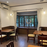 出窓からは明るい光が差し込みます。