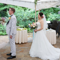 雨のためファーストミートはお庭（披露宴会場）で行いました。