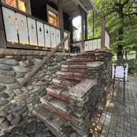 外の扉から石の階段を登って資料館に入ります。