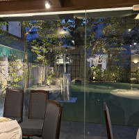 夜でも、窓からはお庭が綺麗に見えます。