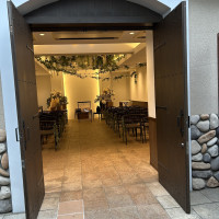 ガーデンから見た挙式会場です。披露宴会場としても使えます。