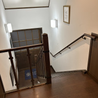 ゲストはこの階段を通って、ガーデンやホールへ向かいます。