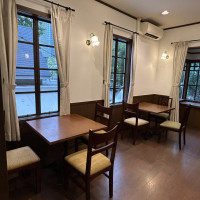 白い壁と茶色い家具のコントラストが素敵です。