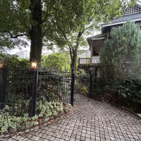 素敵な石畳を通って、新郎新婦はガーデンに入場します。