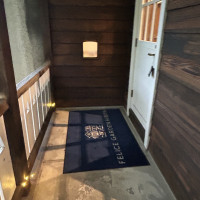 ドアの前には可愛らしいドアマットが