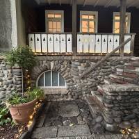 入ってすぐの石の階段と塀は、重厚感がありつつも可愛いです。