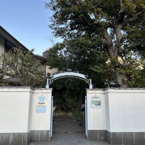 水色のベルとアーチが可愛らしい門構えです。|740506さんのアーモニーアグレアーブル(旧:マノワール・ディノ)/テイクアンドギヴ・ニーズウェディングの写真(2398335)