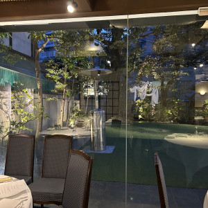 夜でも、窓からはお庭が綺麗に見えます。|740506さんのアーモニーアグレアーブル(旧:マノワール・ディノ)/テイクアンドギヴ・ニーズウェディングの写真(2398337)