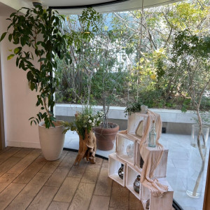 チャペルのある5Fのエレベーターが開くと大きな窓があります。|740506さんのElegante Vita(エレガンテヴィータ)の写真(2398362)