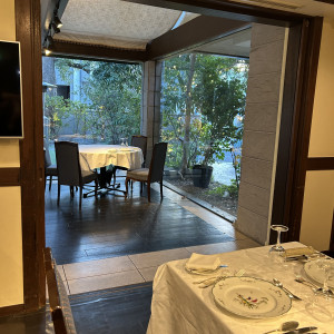 奥の部屋(個室)のドアを開くとお庭まで見えます。|740506さんのアーモニーアグレアーブル(旧:マノワール・ディノ)/テイクアンドギヴ・ニーズウェディングの写真(2398332)
