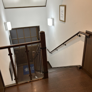 ゲストはこの階段を通って、ガーデンやホールへ向かいます。|740506さんのフェリーチェガーデン 日比谷の写真(2543489)