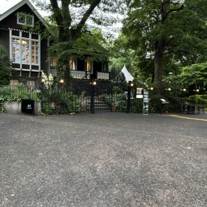 建物の前の大木が、資料館の美しさを更に引き立ててくれます。|740506さんのフェリーチェガーデン 日比谷の写真(2543494)