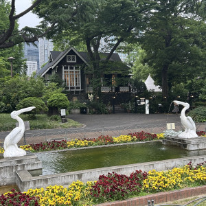 初夏にはお花が咲いて資料館が更に綺麗に見えました。|740506さんのフェリーチェガーデン 日比谷の写真(2543493)