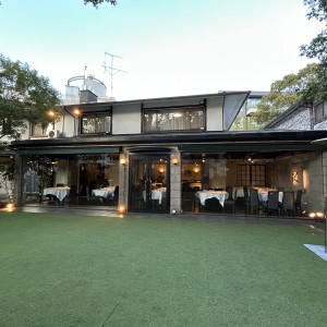 お庭から建物を見た様子です。都内にこんな邸宅があるなんて!|740506さんのアーモニーアグレアーブル(旧:マノワール・ディノ)/テイクアンドギヴ・ニーズウェディングの写真(2398326)