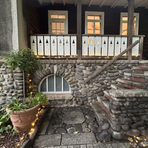 入ってすぐの石の階段と塀は、重厚感がありつつも可愛いです。|740506さんのフェリーチェガーデン 日比谷の写真(2543483)