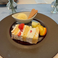 ウエディングケーキ　フルーツ添え