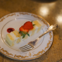 挙式後にケーキ入刀したケーキをみんなで食べました。