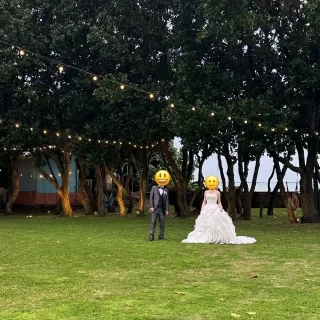 ガーデンでの新郎新婦の写真撮影