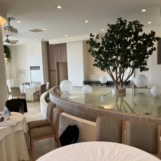 披露宴会場にはこういった水が溜まった場所があります。