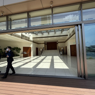 挙式会場のフラワーシャワースペース