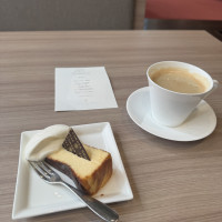 バスクチーズケーキ、ホールでいただけました。