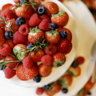 ウエディングケーキフルーツいっぱい