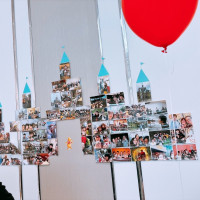 フェルカムスペースの壁にはシンデレラ城のように写真を配置