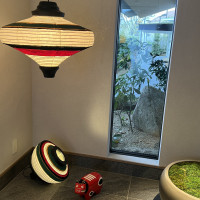 入口を入ると赤べこがいます。