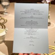 前菜、メイン、デザートが2種類あり異なる料理が提供されました