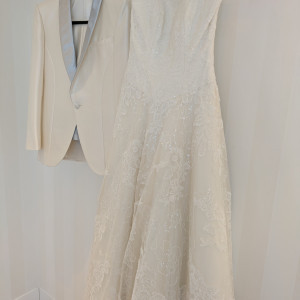 宿泊室にかかっている服【新婦の着替えもする部屋】|741348さんのアルモニーアンブラッセ ウェディングホテル/テイクアンドギヴ・ニーズウェディングの写真(2394224)
