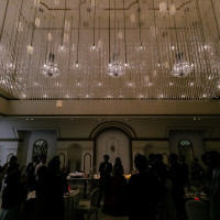 シャンデリアが綺麗な披露宴会場