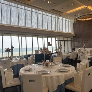 海の見えるとても明るい会場でした
