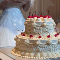 ウェディングケーキはバターケーキで中にナッツやドライフルーツ