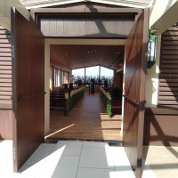 挙式会場の扉を開けたところ
